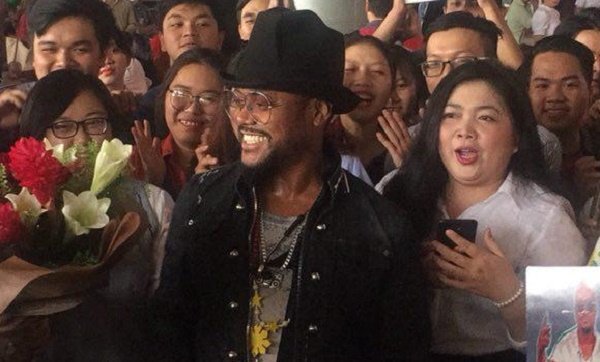 Hàng trăm fan chào đón nghệ sĩ đoạt 6 giải Grammy Apl De Ap tại sân bay