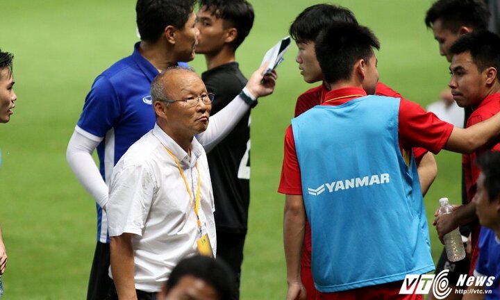 HLV Lê Thụy Hải: 'Tôi nghĩ ở quê nhà Park không được dùng, nên rất quyết tâm đánh bại Hàn Quốc'