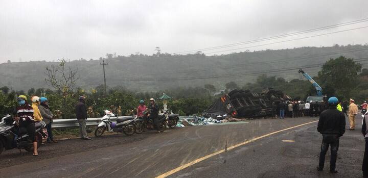 Xe đầu kéo lật úp lao vào lề đường, 2 người chết tại chỗ