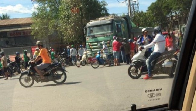 Đi gửi thiệp mời đám cưới con trai, người phụ nữ chết thảm dưới bánh xe ben