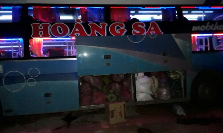 Bị phát hiện chở gỗ lậu trên đường Hồ Chí Minh, tài xế xe khách bỏ trốn