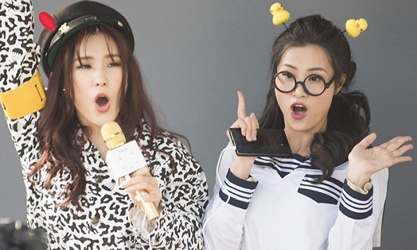 Cười ngất khi Đông Nhi ‘cưa sừng’ hóa nữ sinh nhí nhảnh, nhảy Gangnam Style trên đường