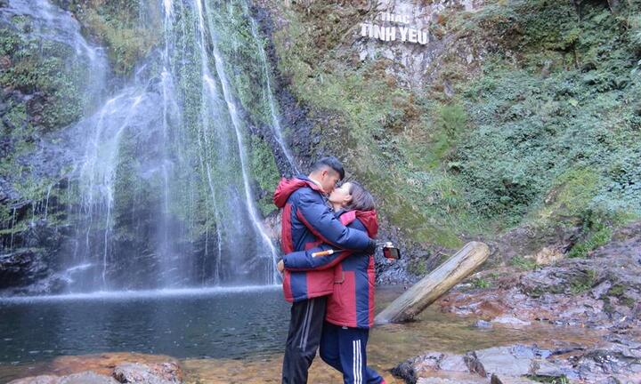 Xao xuyến với bộ ảnh 'chạm môi nhau' cực tình cảm của đôi vợ chồng du lịch khắp nơi
