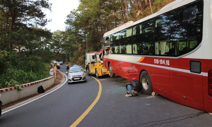 Đang chạy trên đèo Prenn, xe khách Thành Bưởi bất ngờ đâm vào vách núi