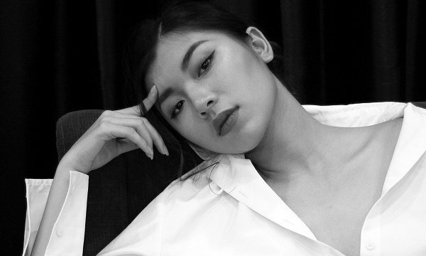 Học trò Minh Tú táo bạo khoe vòng một gợi cảm