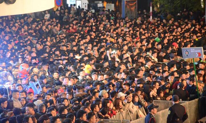 Trực tiếp không khí đón giao thừa, năm mới 2018 ở Hà Nội: Dòng người chen chúc, ùn ùn kéo về Hồ Gươm