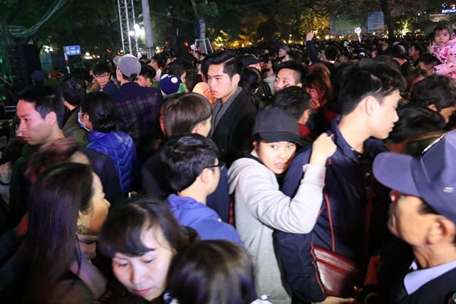 Trực tiếp giao thừa 2018 ở Hà Nội: Nam thanh nữ tú chen nhau từng centimet trên phố đi bộ