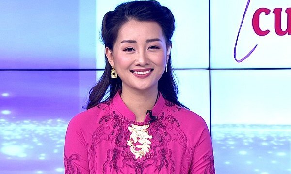 MC Quỳnh Chi diện áo dài dát vàng, trị giá 20.000 USD dẫn chương trình