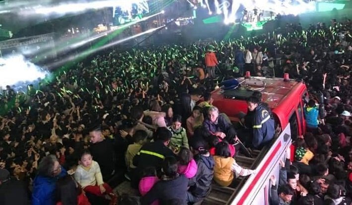 Người già, trẻ em vật vã trong biển người, trèo lên nóc xe cứu hỏa đón Giao thừa ở Hà Nội