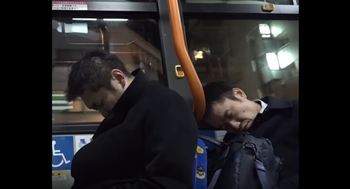 Video: Xe buýt giải cứu người ngủ quên trên tàu điện sau tiệc năm mới ở Tokyo