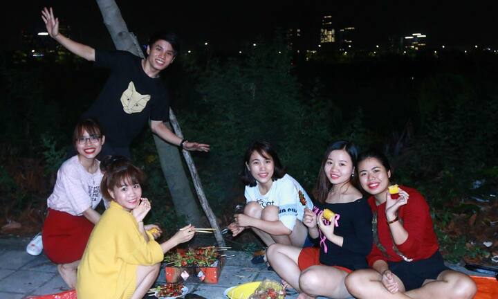 Ảnh: Người Sài Gòn tổ chức tiệc trên vỉa hè đón năm mới 2018