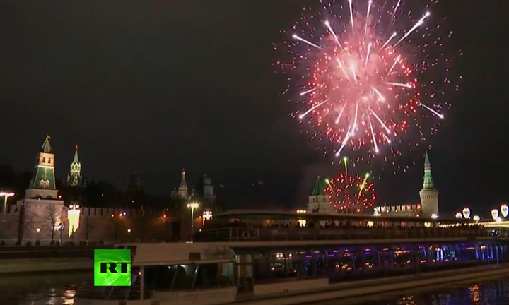 Năm mới 2018 đến trong màn pháo hoa rợp trời ở Matxcơva