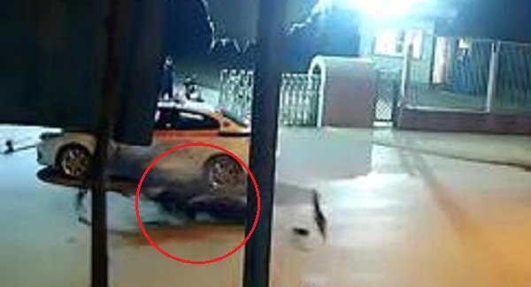 Clip: Exciter phóng bạt mạng, đâm đuôi taxi thảm khốc đêm giao thừa