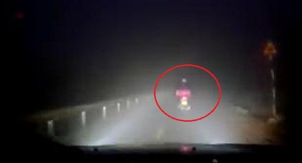 Clip: Ô tô soi đèn cho xe máy trên đường tối khiến dân mạng cảm phục