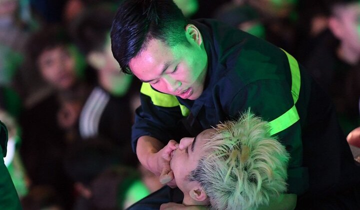 Clip: Lính cứu hỏa giải cứu hàng loạt người ngất xỉu khi chen lấn đón năm mới