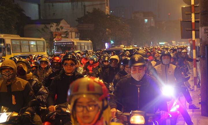 Dân ùn ùn trở về Thủ đô, giao thông tắc nghẽn nhiều giờ đồng hồ