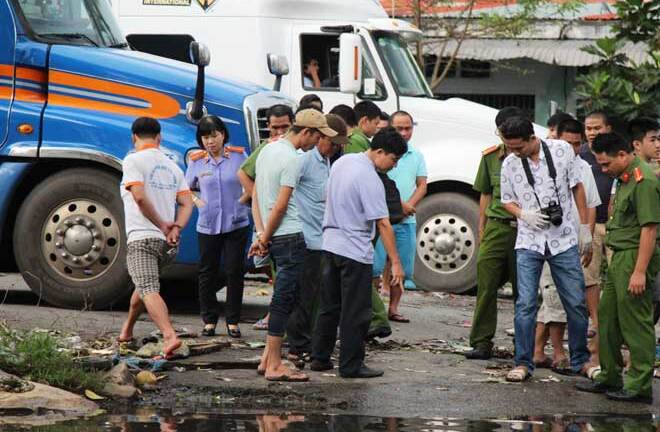 Bị chê khùng, dùng hung khí đâm chết hàng xóm
