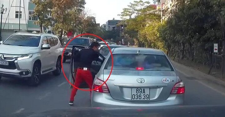 Clip: Tài xế Mercedes lấn làn còn hùng hổ mở cửa xe dằn mặt người khác