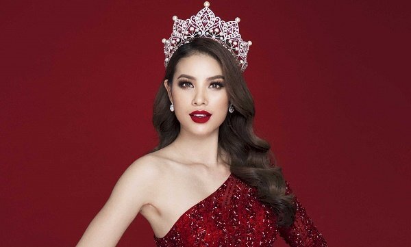 Phạm Hương khoe sắc trong bộ ảnh cuối cùng với vai trò đương kim Hoa hậu