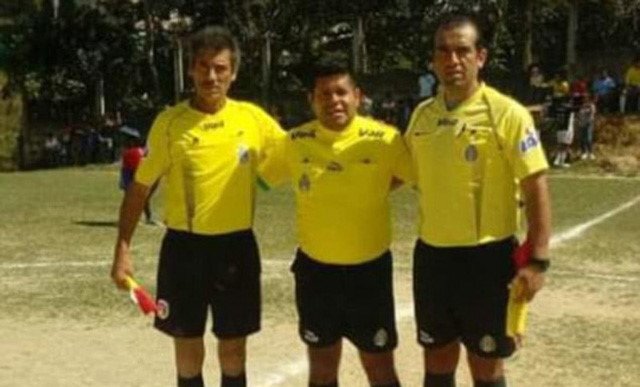 Rút thẻ đỏ, trọng tài bị cầu thủ đánh chết