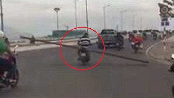 Rợn người clip xe máy chở thanh sắt dài hàng mét, choán hết đường ở Nha Trang