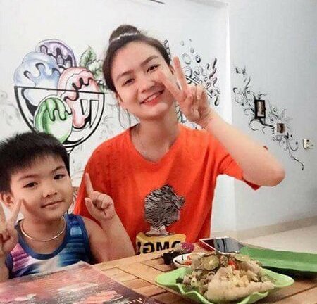 Ngớ người trước những cặp chị em ruột cách nhau vài chục tuổi, nhìn như mẹ con