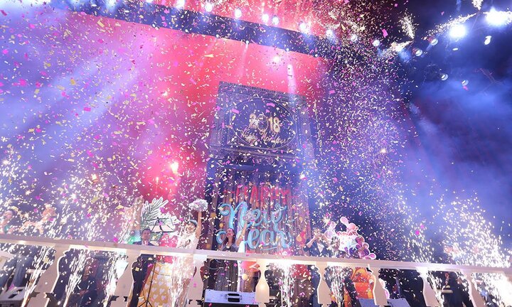 Cư dân 'quẩy' hết mình trong countdown đón năm mới tại gia