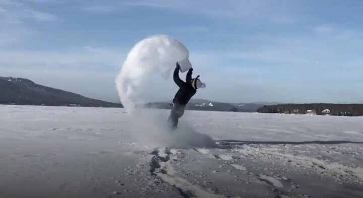 Clip: Lạnh -29°C, nước sôi vừa hất ra lập tức đóng băng trong nháy mắt