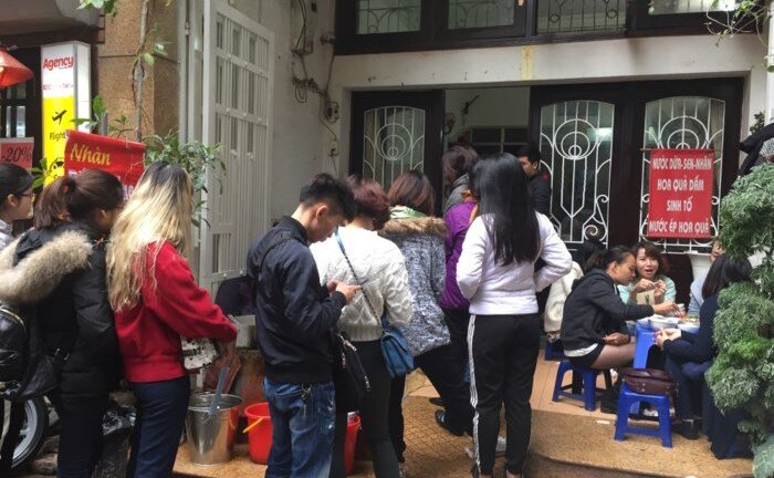 Video: Xếp hàng chờ 30 phút để được ăn bún ngan ở quán mới bị tố chửi người già