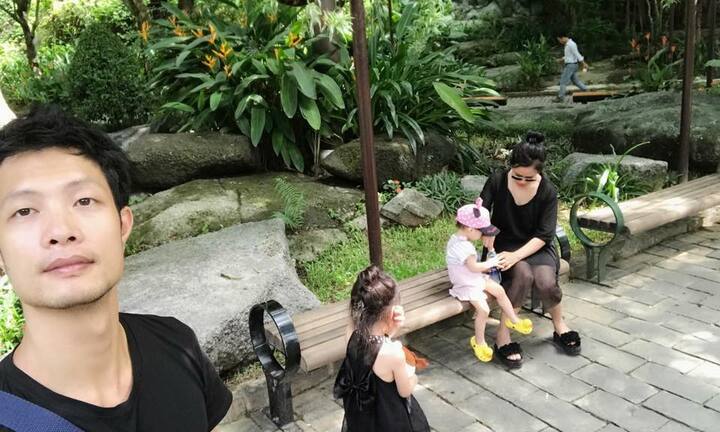 Ly kì câu chuyện mẹ đơn thân xinh đẹp và chàng trai tân phố cổ được 2 chú chó mai mối