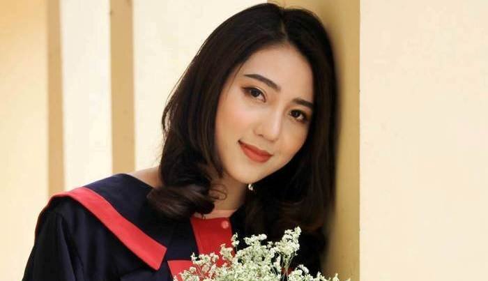Cô gái xinh đẹp giữa biển người đêm giao thừa từng là Á khoa ĐH Ngoại thương