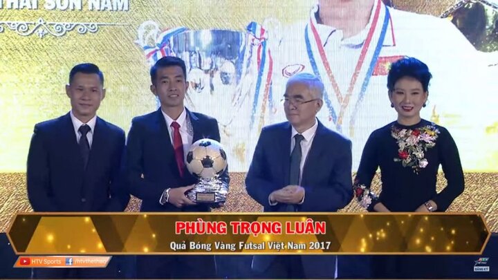 Video: Lần đầu tiên giành QBV, tuyển thủ Việt Nam bỡ ngỡ khiến khán giả cười ồ