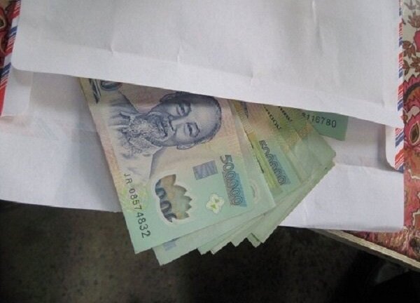 Mâu thuẫn gia đình chỉ vì... tiền mừng cưới