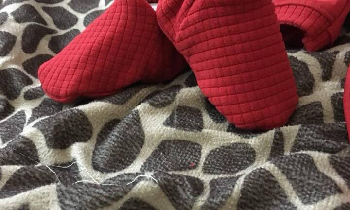 Học cách may giày vải cho con cực đơn giản, chỉ 3 phút là xong