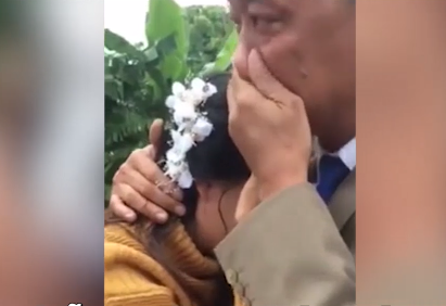 Xúc động khoảnh khắc bố khóc nức nở tiễn con gái đi lấy chồng