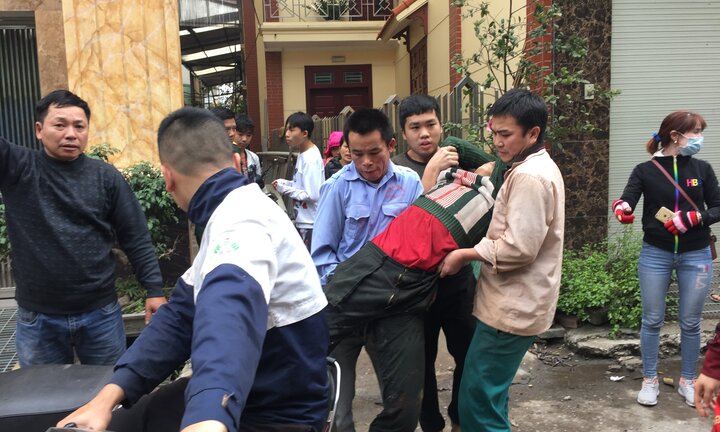 Video: Một người dọn dẹp hiện trường bị đầu đạn nổ nát tay ở Bắc Ninh