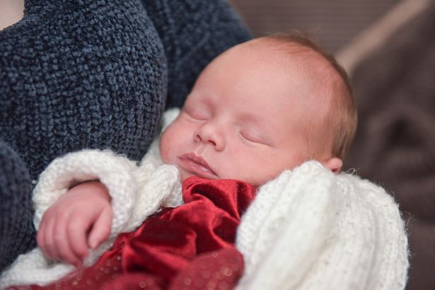 Em bé chào đời ngay trong đám cưới của bố mẹ