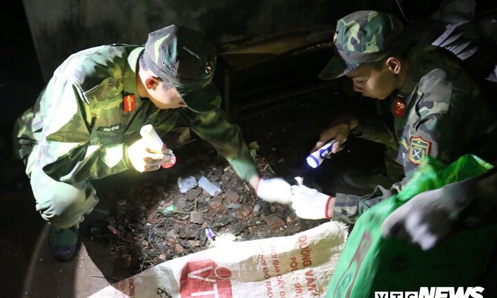 Vụ nổ ở Bắc Ninh: Công binh chong đèn xuyên đêm nhặt vỏ đạn, dị vật sót lại