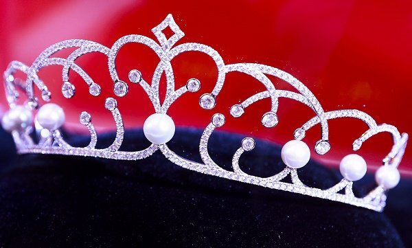 Lần đầu tiên Á hậu Hoa hậu Hoàn vũ cũng được sở hữu vương miện