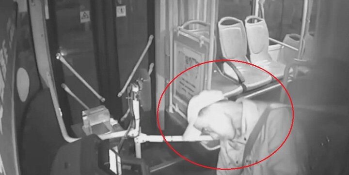 Clip: Đột ngột lên cơn đau tim, tài xế kịp dừng xe buýt cứu mạng hành khách trước khi chết