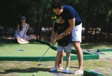 Hồ Ngọc Hà hạnh phúc nhìn Kim Lý dạy Subeo đánh golf