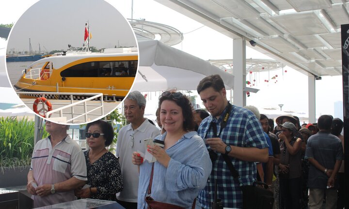 Khách Tây háo hức xếp hàng dài đi buýt sông đầu tiên ở Sài Gòn