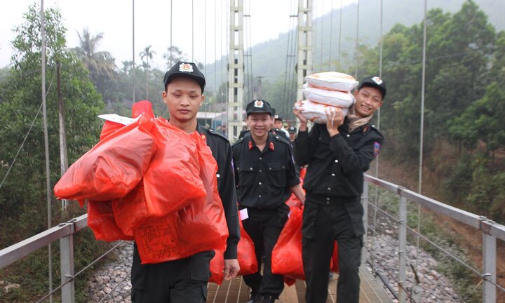 Chiến sĩ cảnh sát trẻ mang niềm vui đến với trẻ em nghèo Hòa Bình