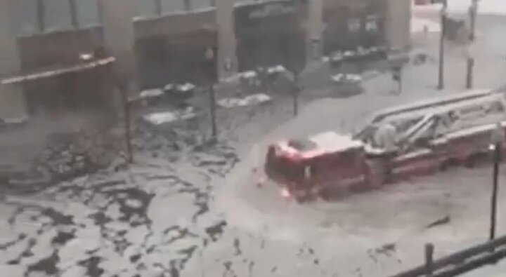 Video: Xe cứu hỏa lội băng, dân bơi thuyền Kayak trong 'bão bom' lịch sử ở Mỹ