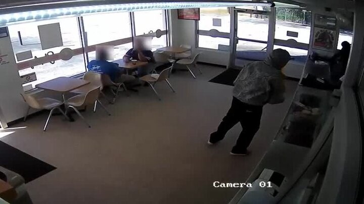 Video: Trộm hồn nhiên vừa hành sự vừa chia sẻ đồ ăn với nạn nhân