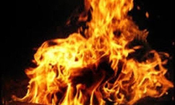 Đi chơi qua đêm không về nhà, cô gái bị người yêu tạt xăng đốt