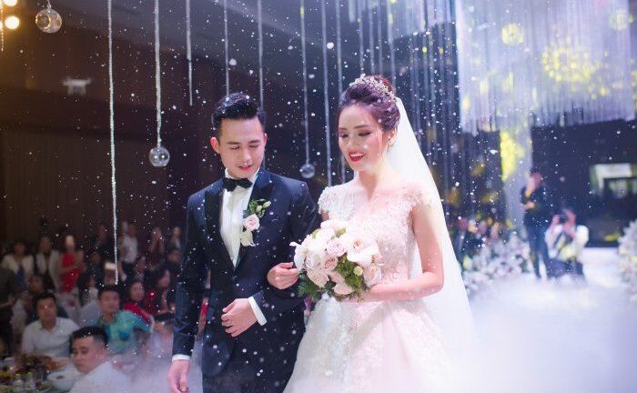 Tố Như diện váy cưới đính kim cương trong hôn lễ cùng hot boy cảnh sát