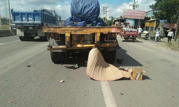 Tông xe máy vào đuôi container hỏng giữa đường, một công an chết tại chỗ