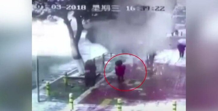 Clip: Kinh hãi mảng tuyết khổng lồ trên cây đổ ụp xuống, vùi lấp bé gái