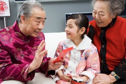 Các mẹ bỉm sữa hào hứng chia sẻ kinh nghiệm chi tiền mừng tuổi chỉ hết 1 triệu